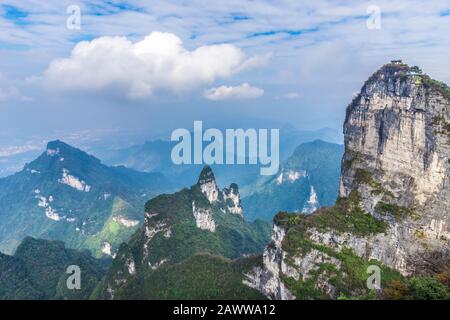 Punto di vista alla cima del Parco Nazionale del Monte Tianmen, Zhangjiajie, Hunan, Cina Foto Stock