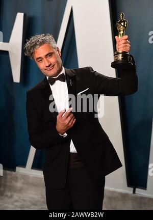 Taika Waititi partecipa al Vanity Fair Oscar Party che si tiene presso il Wallis Annenberg Center for the Performing Arts di Beverly Hills, Los Angeles, California, Stati Uniti. Foto Stock