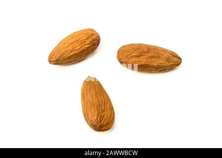 Mandorle purificate isolate su bianco Foto Stock