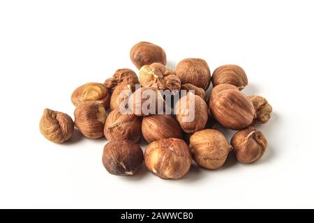 Una manciata di nocciole tritate isolate su bianco Foto Stock