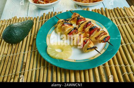 Bacon Hawaiian Pineapple Chicken Kebabs , pancetta croccante alla griglia e pollo soffocati in un ananas hawaiano e salsa barbecue Foto Stock