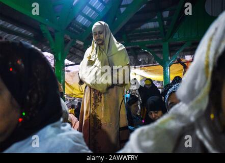 Una donna sta eseguendo il suo nome (preghiera musulmana) in un programma di protesta contro il NRC e il CAA a Calcutta, India. Foto Stock