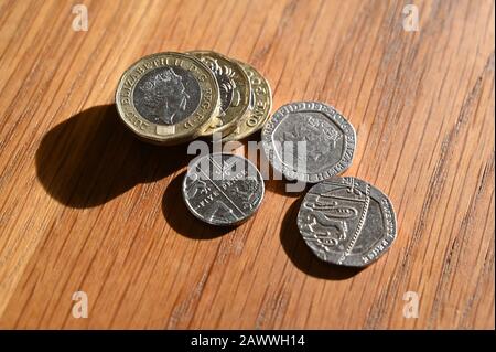 Monete in sterline. Monete da una libbra, monete da venti pence, monete da dieci pence. Foto Stock