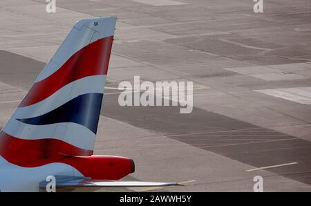 Hannover, Germania, 8 febbraio 2020: Logo delle vie aeree britanniche sulla coda di un aeromobile pronto a prendere il volo dall'aeroporto di Hannover Foto Stock