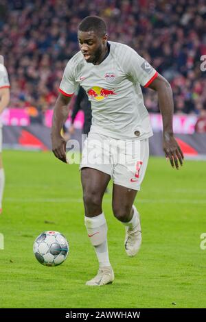 Monaco, Germania. 09th Feb, 2020. Dayot Upamecano (RB Leipzig) on the ball, azione singola, GES/Football/1. Bundesliga: Fc Bayern Munich - Rb Leipzig, 09.02.2020 Calcio: 1. Bundesliga tedesco: Bayern Monaco vs. RB Lipsia, Monaco di Baviera, 09 febbraio 2020 | utilizzo nel mondo credito: DPA/Alamy Live News Foto Stock