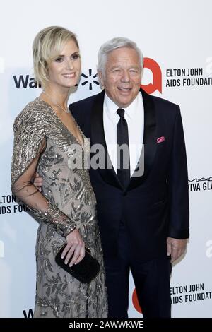 9 febbraio 2020, West Hollywood, CA, USA: Los ANGELES - 9 FEBBRAIO: Dana Blumberg, Robert Kraft al 28th Elton John Aids Foundation Viewing Party al West Hollywood Park il 9 febbraio 2020 a West Hollywood, CA (Credit Image: © Kay Blake/ZUMA Wire) Foto Stock