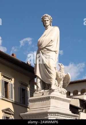 La città di Firenze (Firenze).una statua di Dante (1265-1321) di e Pazzi (eretta nel 1865) si trova in Piazza Santa Croce. Foto Stock