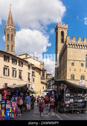 La città di Firenze (Firenze). La Torre Vologana (a sinistra) e il Bargelo. Bancarelle che vendono souvenir turistici. Foto Stock