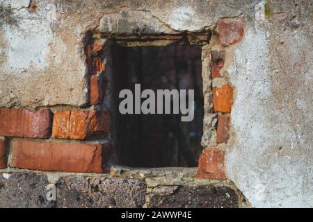 Vecchia finestra in mattoni rossi di edificio in rovina Foto Stock