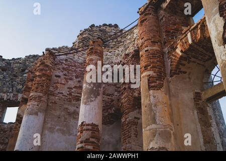 Muro di vecchio edificio in rovina. Finestre in antico muro di mattoni sfondo Foto Stock