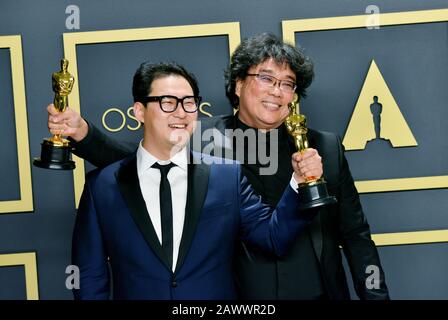 Los Angeles, Stati Uniti. 9th Feb, 2020. Lo sceneggiatore Han Jin-Won e il regista Bong Joon-ho, vincitori Dell'originale Screenplay, International Feature Film, Directing, and Best Picture Awards per 'Parasite', posa nella sala stampa durante il 92nd annuale Academy Awards a Hollywood e Highland il 09 febbraio 2020 a Hollywood, California Credit: Tsuni/USA/Alamy Live News Foto Stock