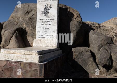 Memoriale dell'isola di Shark per il combattente di resistenza Nama Cornelius Fredericks durante la guerra contro i coloni tedeschi dal 1904 al 1908 Foto Stock