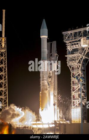 Cape Canaveral, Florida, Stati Uniti. 10th Feb 2020. Un razzo Atlas V della United Launch Alliance lancia il satellite Solar Orbiter per la NASA e l'Agenzia spaziale europea alle 11:03PM dal Complesso 41 presso la stazione aerea di Cape Canaveral domenica 9 febbraio 2020. Il veicolo spaziale monitorerà e osserverà il sole e come crea la sua eliosfera. Foto Di Joe Marino-Bill Cantrell/Upi Credit: Upi/Alamy Live News Foto Stock