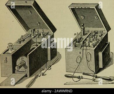 Elektrodiagnostik und Elektrotherapie einschliesslich der physikalischen Propädeutik für praktische Ärzte . aschen-apparate angegeben und zusammengestellt (Gaiffe, Trouve, Stein u. A.). 211 Derlei Apparate - zumeist mehr einer Spielerei als einem zu Heilzweckenbestimmten Geräth ähnlich sehend Sind in ihrem Effecte unzuverlässig;das induirende Element kann selbstverständlich nur klein sein, die Spulensind nicht verschiebbar, sondern fix übereinander gewickelt, der Draht der-selben übermäßig dünn, infolge dessen die gelieferten Inductionsströme sehrschmerzhaft, der Widerstand der Primä Foto Stock