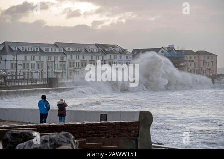 Porthcawl, Galles, Regno Unito. 10th Feb, 2020. Questa mattina a Porthcawl, nel Galles del Sud, si infrangono enormi onde, mentre Storm Ciara continua a battere il Regno Unito. Credito: Phil Rees/Alamy Live News Foto Stock