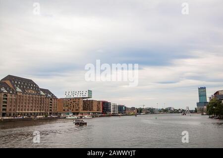 Vista sul fiume Sprea dal ponte Oberbaum Foto Stock