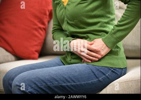 Donna Stomaco Anteriore Segno Doloroso Di Dolore Ovariano Foto Stock