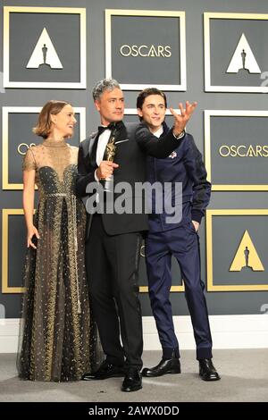 Los Angeles, Stati Uniti. 9th Feb, 2020. I presentatori Natalie Portman (L) e Timothee Chalamet (R) posano per le foto con Taika Waititi, vincitore del premio per la migliore sceneggiatura adattata per 'Jojo Rabbit', alla cerimonia dei Premi della 92nd Academy presso il Dolby Theatre di Los Angeles, Stati Uniti, 9 febbraio 2020. Credito: Li Ying/Xinhua/Alamy Live News Foto Stock