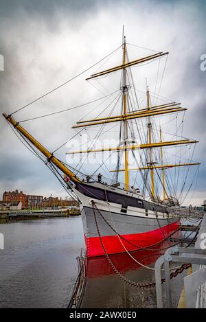 Glasgow, SCOZIA - 25 GENNAIO 2020: La nave Glensee alta ormeggiata accanto al moderno museo dei trasporti lungo il fiume sulle rive del fiume Clyde. Foto Stock