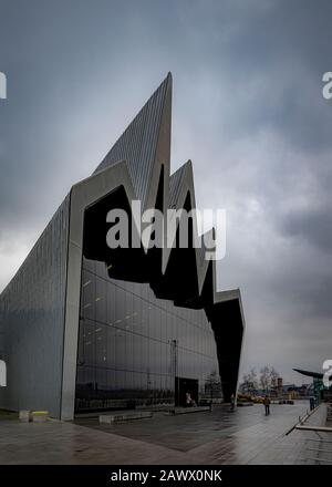 Glasgow, SCOZIA - 25 GENNAIO 2020: Il moderno museo dei trasporti lungo il fiume sulle rive del fiume Clyde. Foto Stock