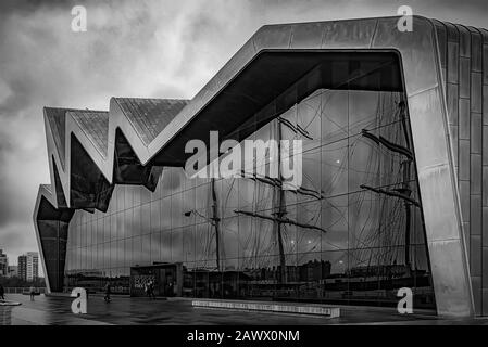 Glasgow, SCOZIA - 25 GENNAIO 2020: Il moderno museo dei trasporti lungo il fiume sulle rive del fiume Clyde. Foto Stock