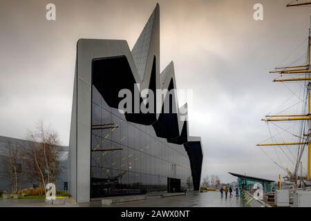 Glasgow, SCOZIA - 25 GENNAIO 2020: Il moderno museo dei trasporti lungo il fiume sulle rive del fiume Clyde. Foto Stock