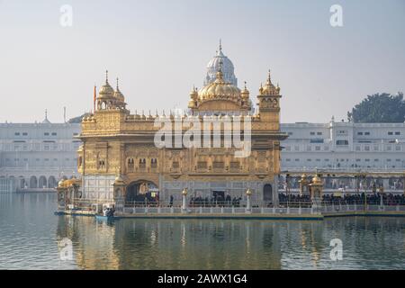 Vista mattutina del famoso Tempio d'Oro Sikh Sri Harmandir Sahib ad Amritsar, Punjab India Foto Stock