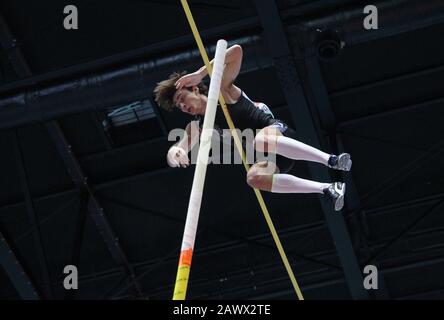 Mondo Duplantis aka Armand Duplantis (SWE) stabilisce un record mondiale di 20-2 3/4 (6,17m) nel suo secondo tentativo nella Orlen Copernicus Cup in un World Athletics Indoor Tour meeting, sabato, 8 febbraio 2020, a Torun, Polonia. Duplantis ha eclissato il precedente record di 20-2 1/2 (6.16m), stabilito da Renaud Lavellenie (fra) nel 2014. (Foto di IOS/ESPA-Images) Foto Stock