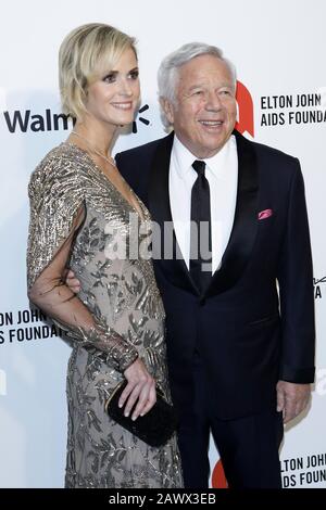 9 febbraio 2020, West Hollywood, CA, USA: Los ANGELES - 9 FEBBRAIO: Dana Blumberg, Robert Kraft al 28th Elton John Aids Foundation Viewing Party al West Hollywood Park il 9 febbraio 2020 a West Hollywood, CA (Credit Image: © Kay Blake/ZUMA Wire) Foto Stock