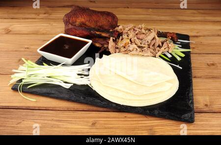 Cinese aromatico arrosto di carne di anatra e frittelle pasto Foto Stock