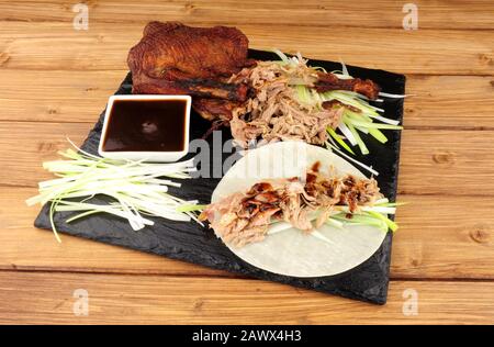 Cinese aromatico arrosto di carne di anatra e frittelle pasto Foto Stock