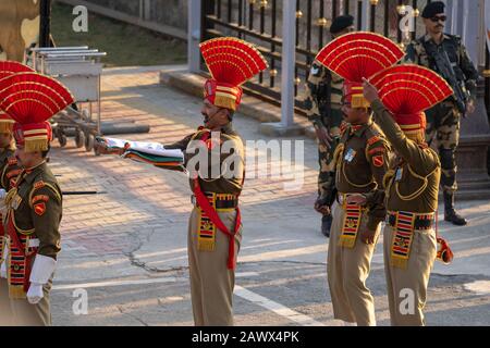 Amritsar, India - 8 febbraio 2020: La forza di sicurezza Di Frontiera indiana trasporta la bandiera indiana dopo la cerimonia Di Chiusura Di Frontiera di Wagah con il Pakistan, per il e. Foto Stock