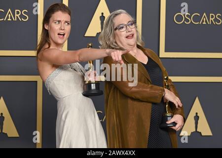 Los Angeles, Stati Uniti. 09th Feb, 2020. Academy Awards - Sala Stampa, Hollywood, California, Usa. 9th Feb 2020. (L-R) Elena Andreicheva e Carol Dyinger, Elena Andreicheva, vincitori del miglior documentario Per "imparare a fare skateboard in una zona di guerra (se sei una ragazza)" si posano nella sala stampa al 92nd Annual Academy Awards tenutosi presso il Dolby Theatre di Hollywood, California il 9 febbraio 2020. (Foto Di Anthony Behar/Sipa Usa) Credito: Sipa Usa/Alamy Live News Foto Stock