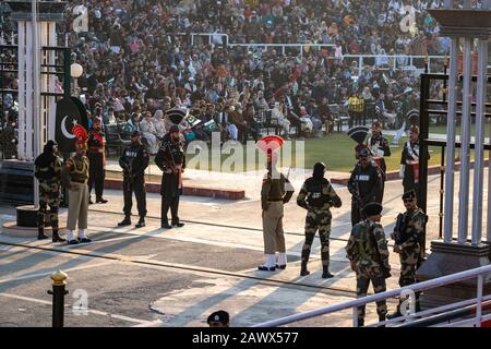 Amritsar India - 8 febbraio 2020: I ranger pakistani si preparano ad affrontare con la forza di sicurezza Di Frontiera indiana alla cerimonia Di Chiusura Di Frontiera di Wagah Foto Stock