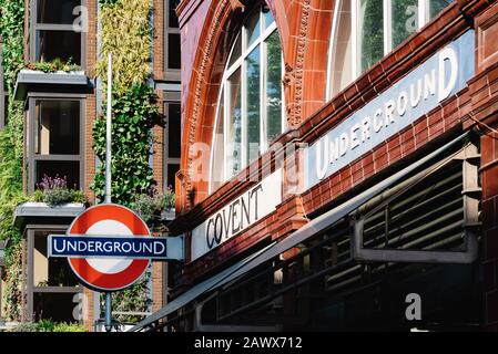 Londra, Regno Unito - 15 Maggio 2019: Ingresso Alla Stazione Della Metropolitana Di Covent Garden Foto Stock