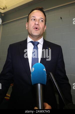 Dublino, Irlanda. 9th Feb 2020. Risultati Generali Delle Elezioni. Conteggio di Ballots. Schede elettorali nel Phibblestown Community Centre di Dublino Ovest. Taoiseach e il leader di fine Gael Leo Varadkar parlano con i media del Centro Conte. Foto: Eamonn Farrell/RollingNews.ie credito: RollingNews.ie/Alamy Live News Foto Stock