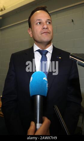 Dublino, Irlanda. 9th Feb 2020. Risultati Generali Delle Elezioni. Conteggio di Ballots. Schede elettorali nel Phibblestown Community Centre di Dublino Ovest. Taoiseach e il leader di fine Gael Leo Varadkar parlano con i media del Centro Conte. Foto: Eamonn Farrell/RollingNews.ie credito: RollingNews.ie/Alamy Live News Foto Stock