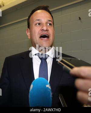 Dublino, Irlanda. 9th Feb 2020. Risultati Generali Delle Elezioni. Conteggio di Ballots. Schede elettorali nel Phibblestown Community Centre di Dublino Ovest. Taoiseach e il leader di fine Gael Leo Varadkar parlano con i media del Centro Conte. Foto: Eamonn Farrell/RollingNews.ie credito: RollingNews.ie/Alamy Live News Foto Stock