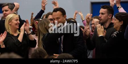 Dublino, Irlanda. 9th Feb 2020. Risultati Generali Delle Elezioni. Conteggio di Ballots. Il conteggio ha luogo nel centro comunitario di Phibblestown a Dublino Ovest. Taoiseach Leo Varadkar si congratula con la famiglia e gli amici e il partner Matthew Barrett, dopo essere stato eletto per il 5th conte. Foto: Eamonn Farrell/RollingNews.ie credito: RollingNews.ie/Alamy Live News Foto Stock