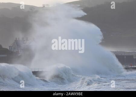 Aberystwyth, Ceredigion, Galles, Regno Unito. 10th Febbraio 2020 UK Meteo: Aberystwyth le difese del mare continuano ad ottenere un martoriare questa mattina mentre i venti forti continuano dopo la tempesta Ciara. © Ian Jones/Alamy Live News Foto Stock