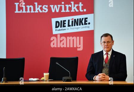 10 febbraio 2020, Turingia, Erfurt: Bodo Ramelow (Die Linke), ex Ministro della Turingia, attende l'inizio della riunione del gruppo parlamentare del partito di sinistra al parlamento dello Stato della Turingia. I deputati si riuniscono per valutare l'elezione del primo ministro. Foto: Martin Schutt/dpa-Zentralbild/dpa Foto Stock