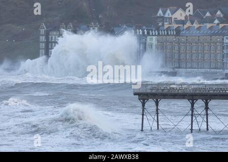 Aberystwyth, Ceredigion, Galles, Regno Unito. 10th Febbraio 2020 UK Meteo: Aberystwyth le difese del mare continuano ad ottenere un martoriare questa mattina mentre i venti forti continuano dopo la tempesta Ciara. © Ian Jones/Alamy Live News Foto Stock