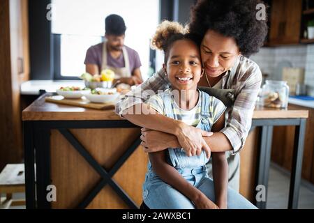 La madre e il bambino divertirsi la preparazione di un alimento sano in cucina Foto Stock