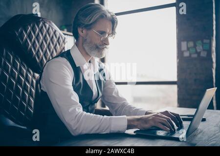 Primo piano profilo vista laterale ritratto del suo bel bello sicuro messo a fuoco serio grigio-capelli specialista scrittura finanza dati analisi Foto Stock