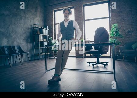 Foto completa del corpo di attraente intelligente fiducioso vecchio uomo start-up imprenditore mettere le mani tasche pronto lavoro decidere le soluzioni aziendali in moderno Foto Stock