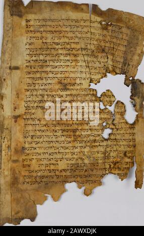 Cairo Geniza - Frammento dal Talmud un antico testo ebraico del 11th secolo. Manoscritto scritto su pergamena in scrittura orientale Foto Stock