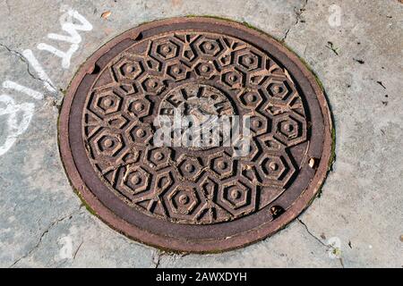 24 gennaio 2020 Sunnyvale - primo piano di copertura storica arrugginita del Bell System; i vecchi telefoni fissi sono di proprietà DI AT&T in California Foto Stock