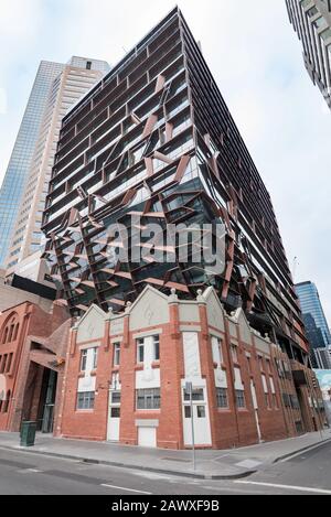 Una nuova torre di uffici a 271 Spring Street, Melbourne si trova sopra gli edifici storici conservati Elms Hotel e Church of England Mission Foto Stock