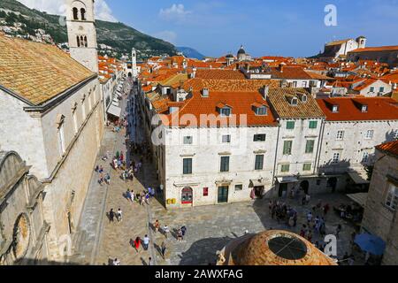 Si affaccia sullo Stradum nella Città Vecchia, Dubrovnik, Croazia Foto Stock