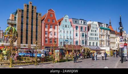 Panorama della fiera estiva sulla piazza universitaria di Rostock, Germania Foto Stock